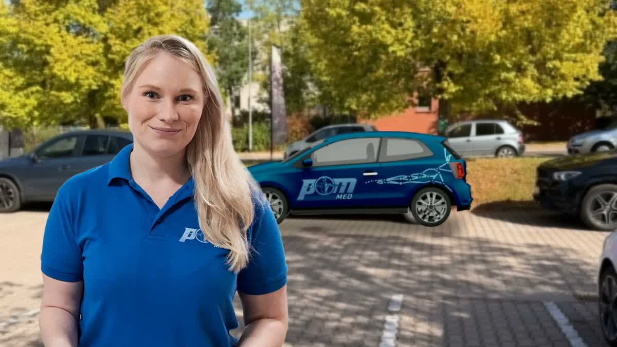 Physiotherapeutin von POM MED vor dem Dienstwagen auf dem Praxis-Parkplatz