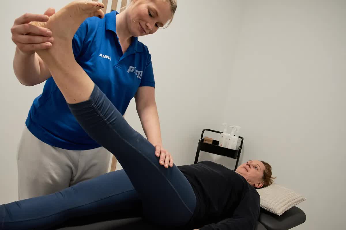 Physiotherapeutin der POM MED behandelt eine Patientin auf der Liege