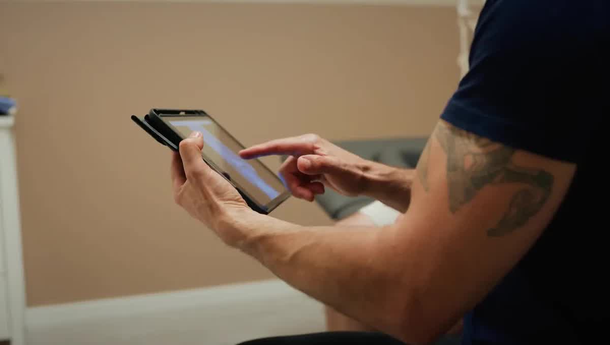 Physiotherapeut der POM MED dokumentiert die Behandlung auf einem Tablet